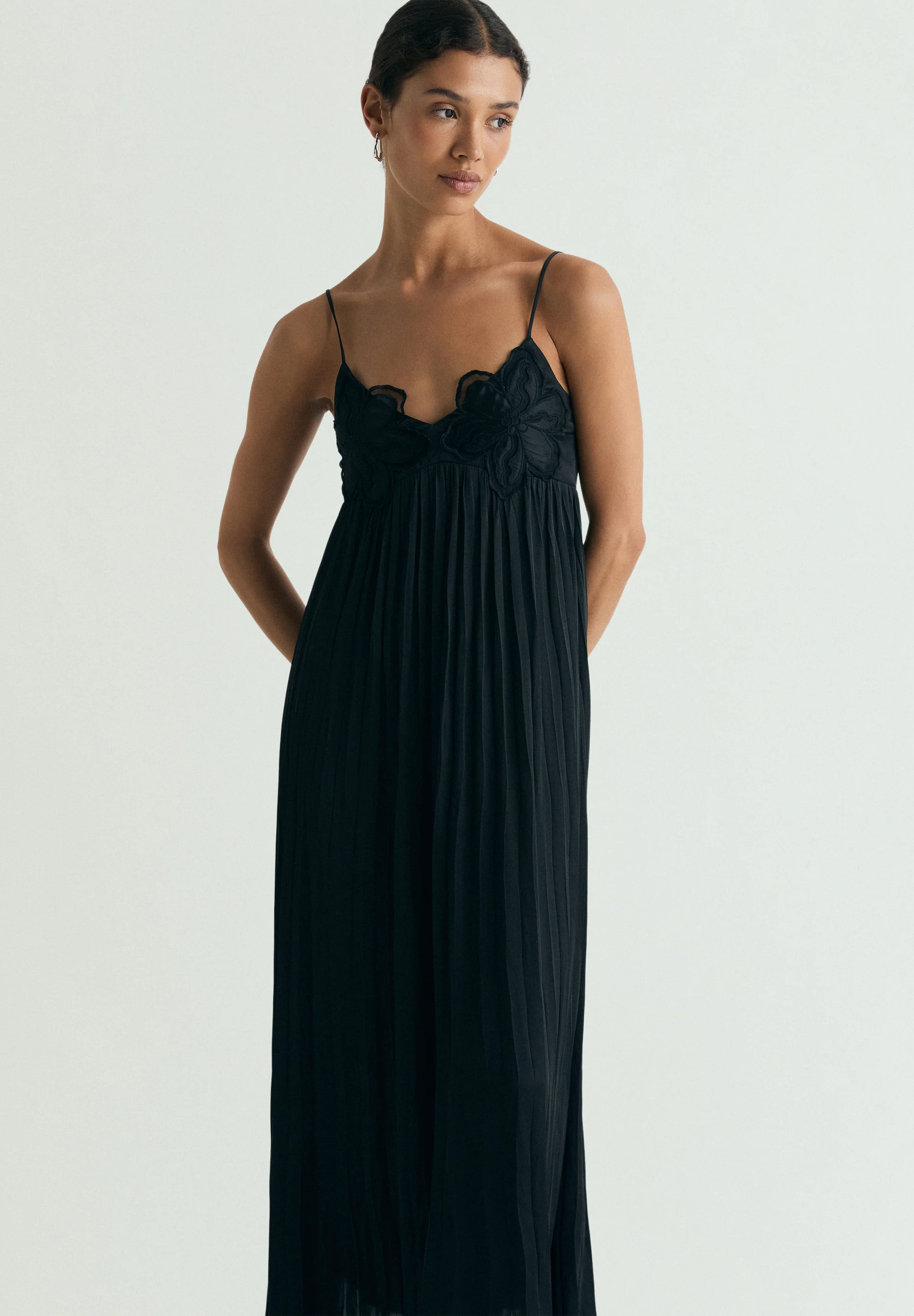 VESTIDO MIDI DETALLE FLORAL - Image 2